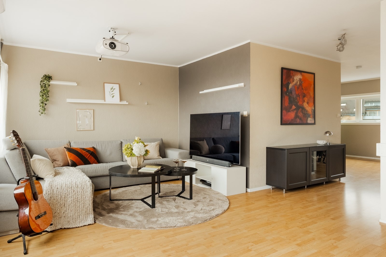 Boligen åpner seg opp til en imponerende stue/kjøkkenløsning på hele 55 m² - et rom hvor hele familien kan samles. Galleribilde