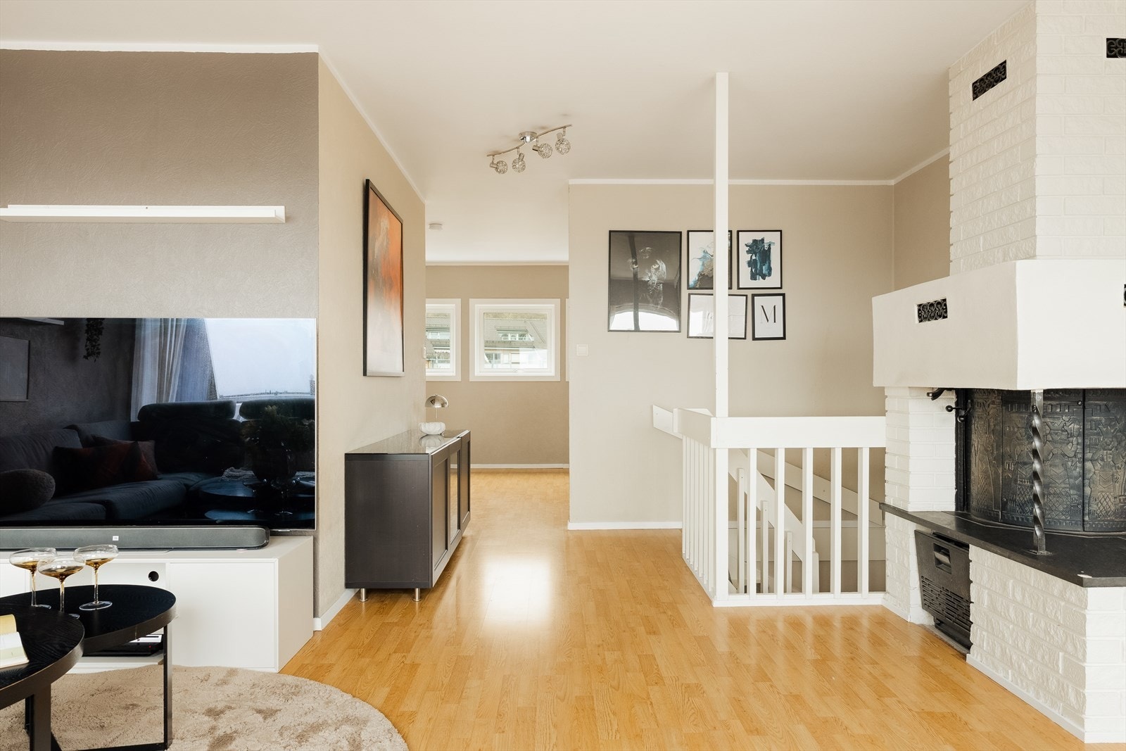 Kjøkkenet ligger naturlig tilknyttet stuen! Galleribilde