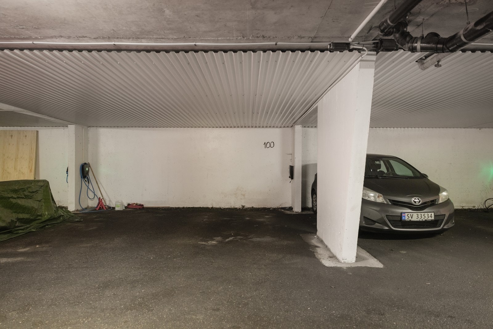 Fast parkeringsplass i felles garasjeanlegg med egen elbillader, som medfølger boligen. Galleribilde