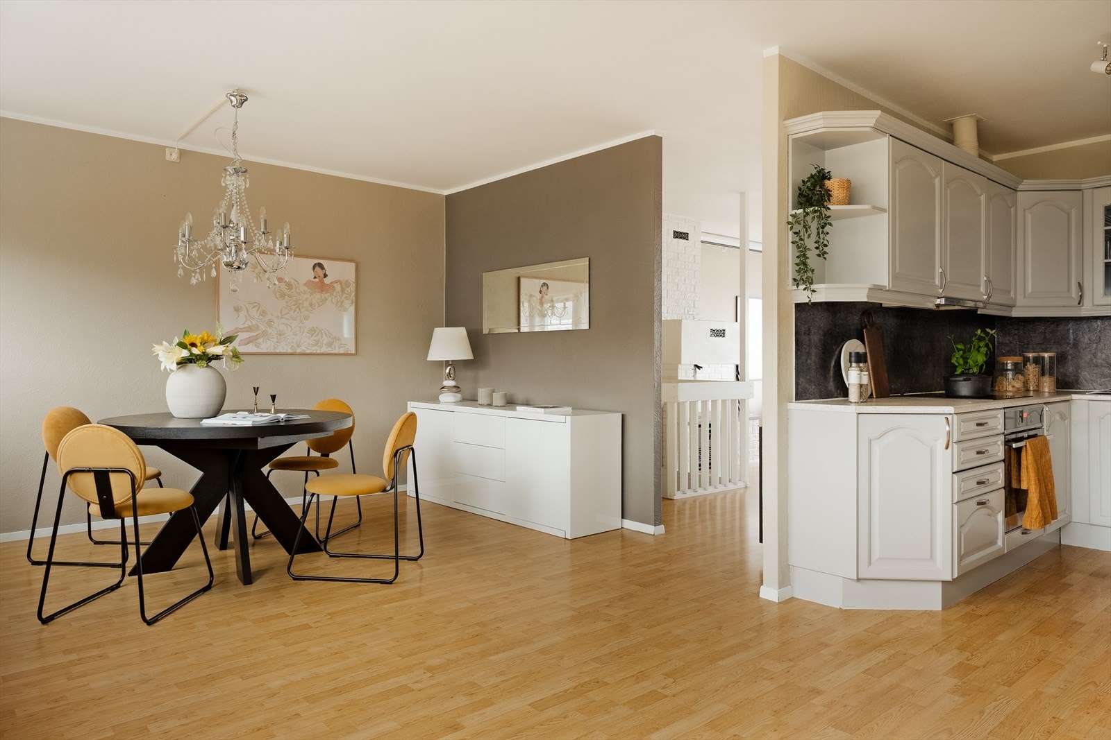 Den åpne løsningen mellom kjøkken og spisestue skaper en sosial og innbydende sone, hvor man enkelt kan samle familie og venner rundt bordet. Galleribilde