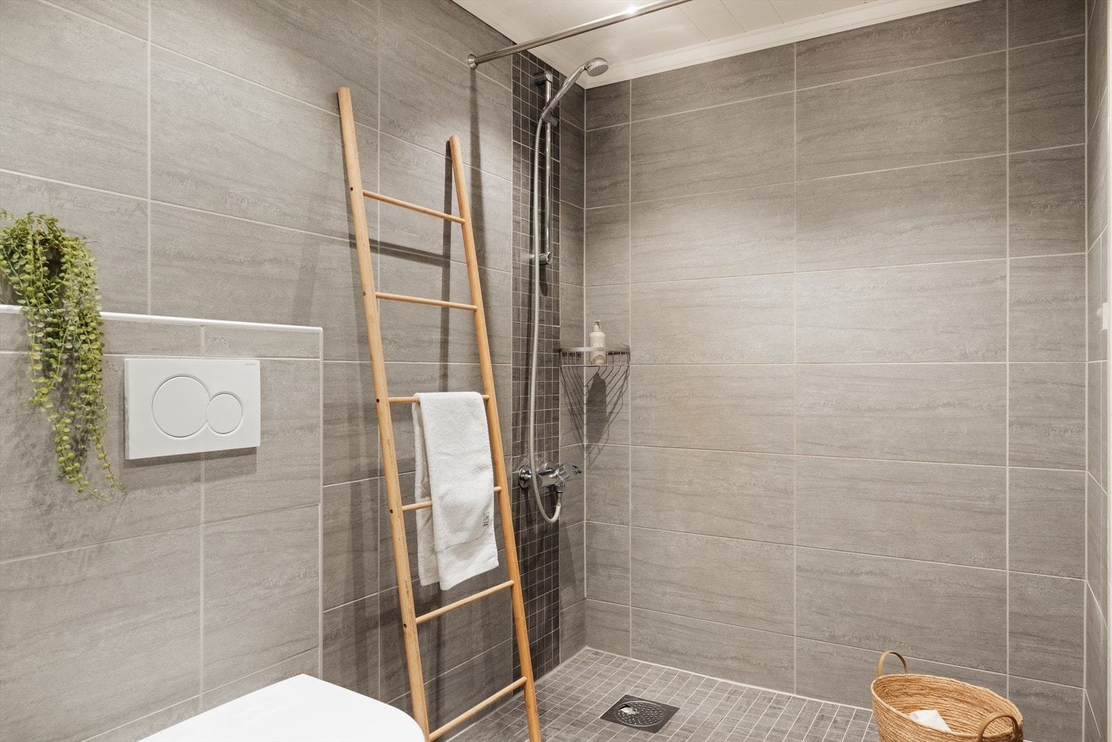 Rommet har baderomsinnredning med to nedfelte servanter og veggmontert toalett, noe som gjør morgenrutinene litt enklere for hele familien. Det er sensorstyrt lys som automatisk skrur seg på når du går inn, og av etter noen minutter uten bevegelse. Galleribilde