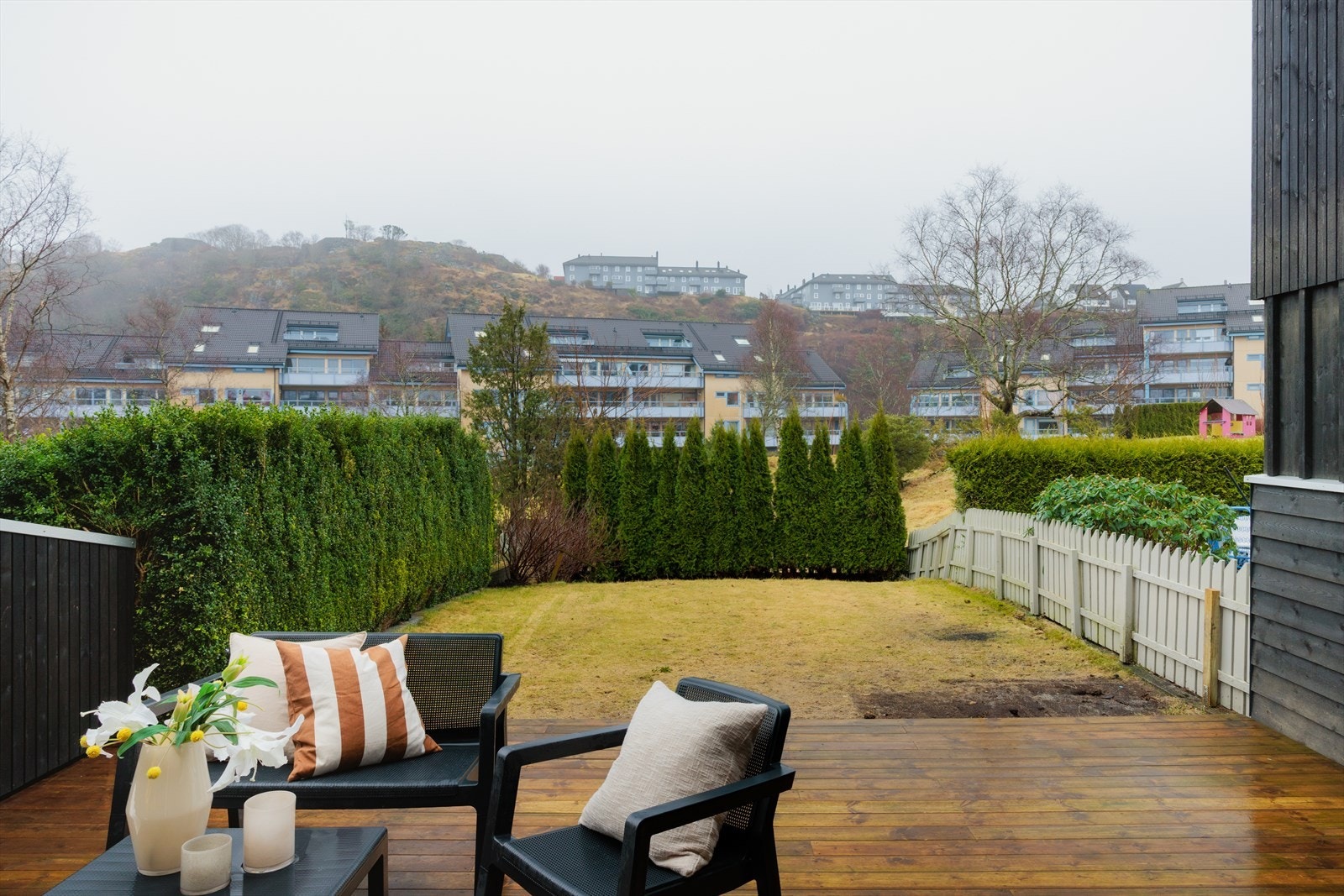 Fra hovedsoverommet har du utgang til en trivelig og solrik uteplass med egen hageflekk. Galleribilde