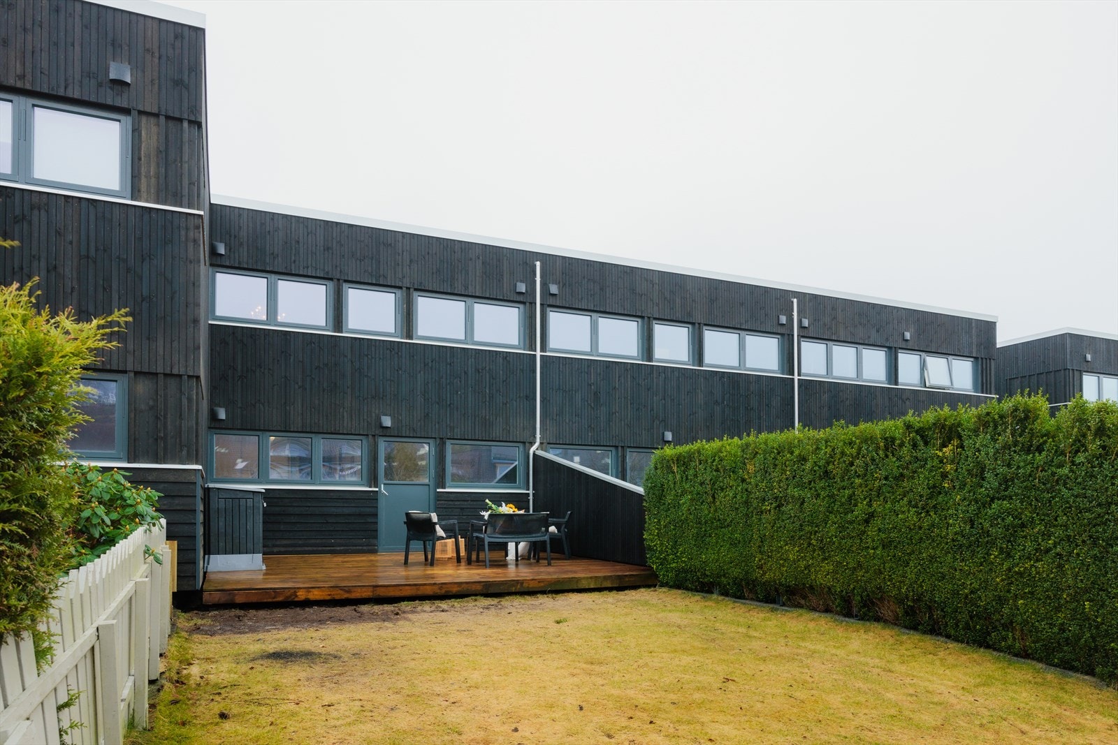 Fasaden er nylig oppgradert i regi av borettslaget, noe som gir et moderne og velholdt preg på bebyggelsen. Galleribilde