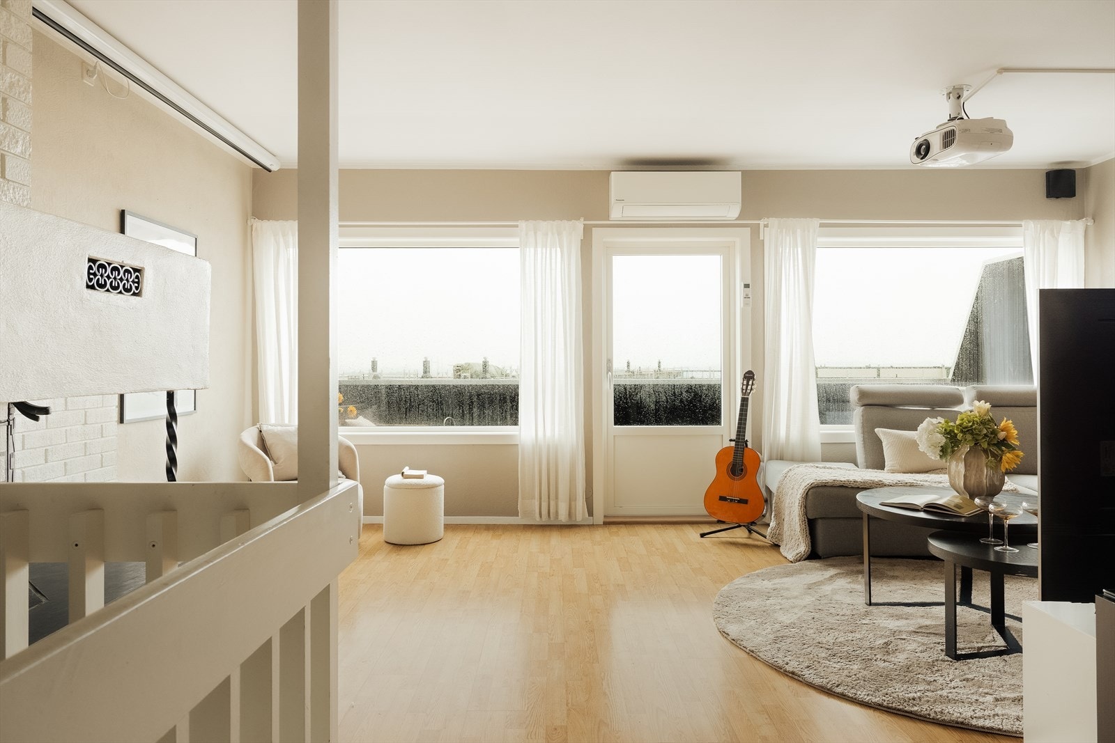 Her er det god plass til både en romslig sofakrok for rolige kvelder! Galleribilde