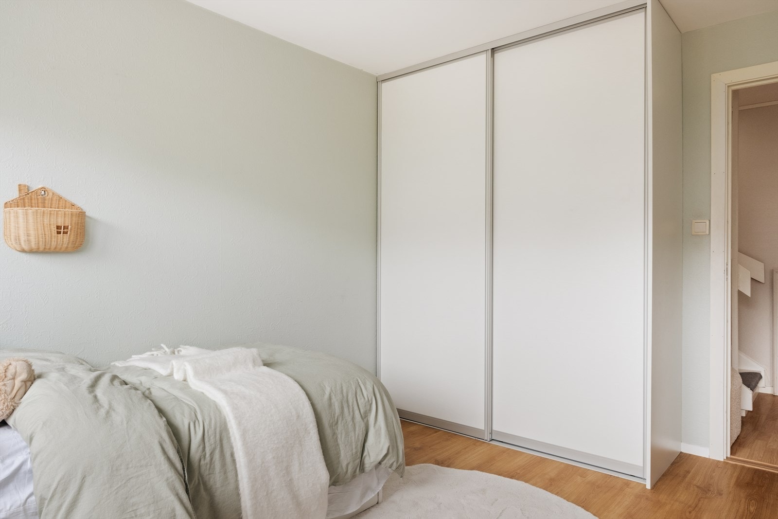 Her er det også en super praktisk innebygd garderobeløsning! Galleribilde