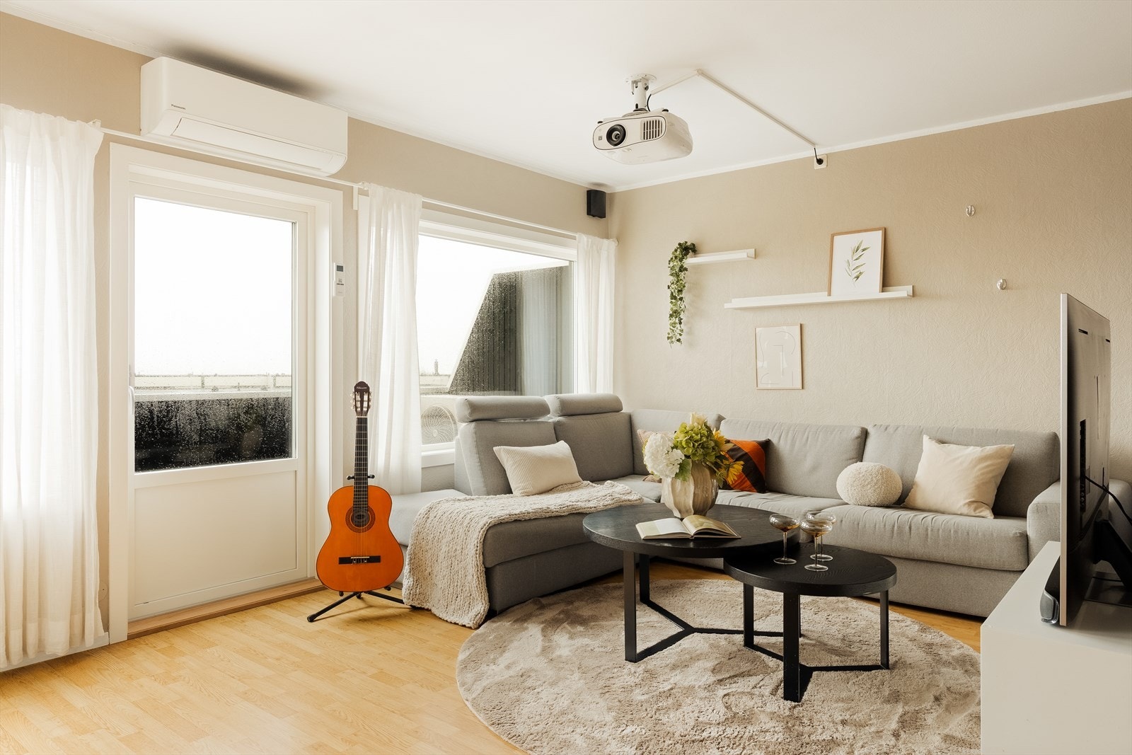 Store vindusflater slipper inn rikelig med dagslys og gir rommet en luftig og behagelig atmosfære. Galleribilde