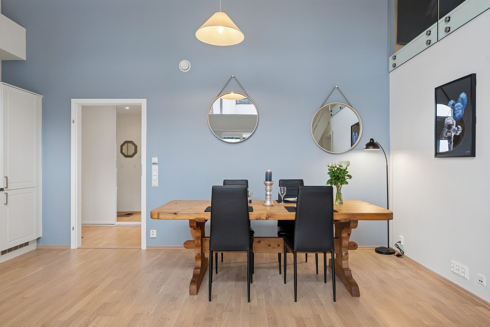 Boligen byr på en arealeffektiv planløsning, flotte utearealer og smarte funksjoner som vannbåren varme. Galleribilde