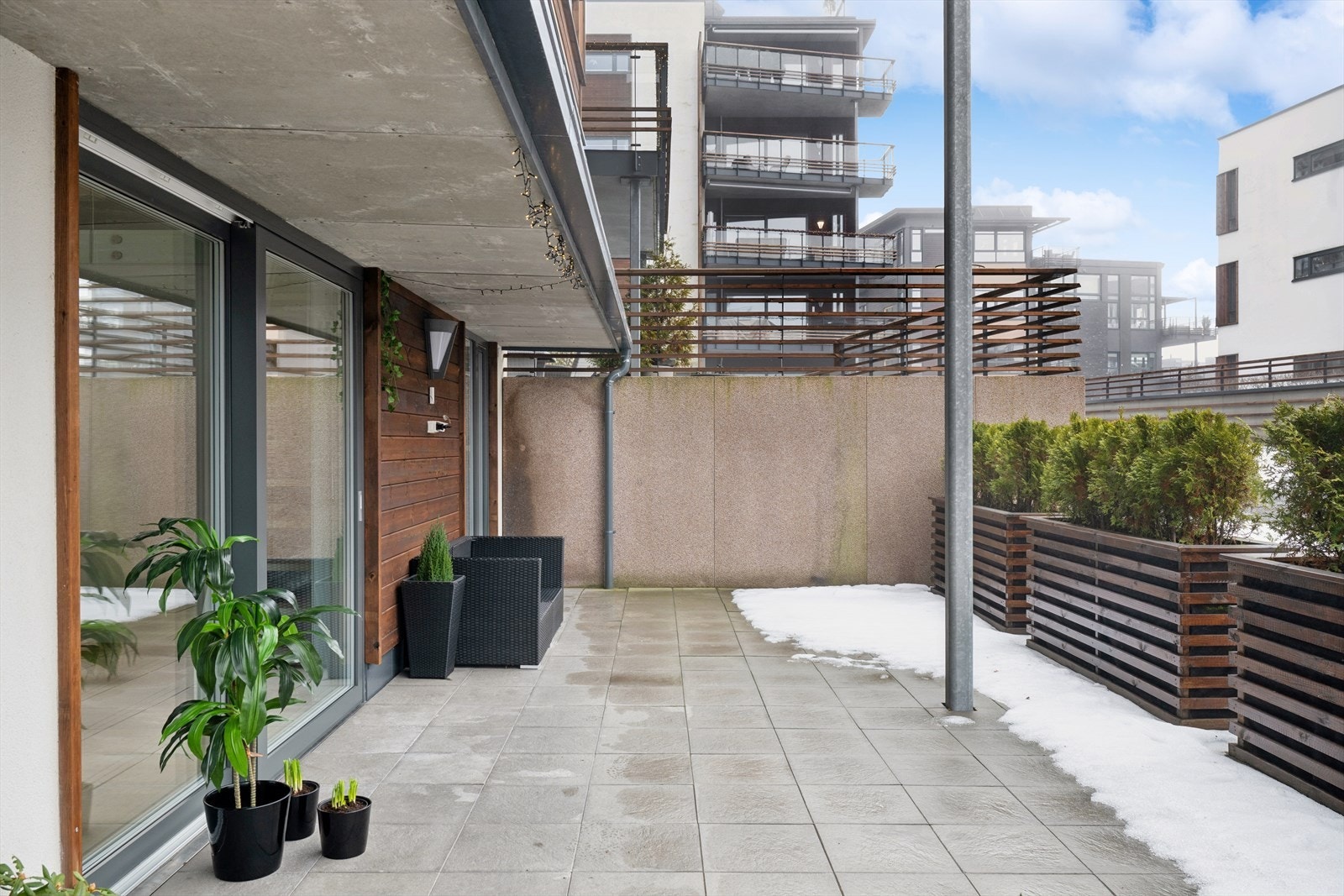 Uteområdet gir gode muligheter for å innrede en hyggelig uteplass hvor du kan nyte varme sommerdager i nærheten av bryggen. Galleribilde