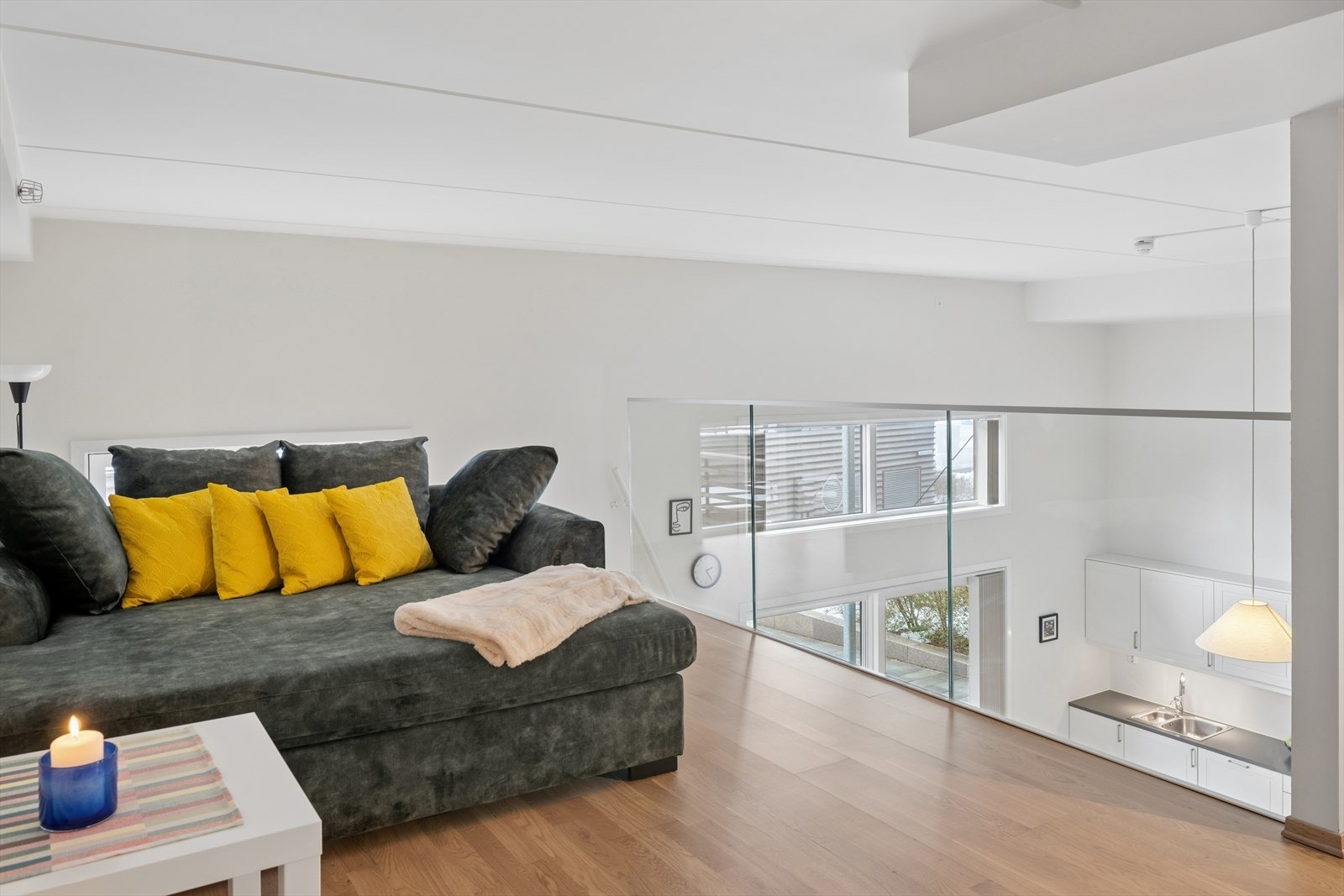 Hemsens åpne løsning gjør den ideell som ekstra TV-stue, gjesterom, kontor eller lekeplass. Galleribilde