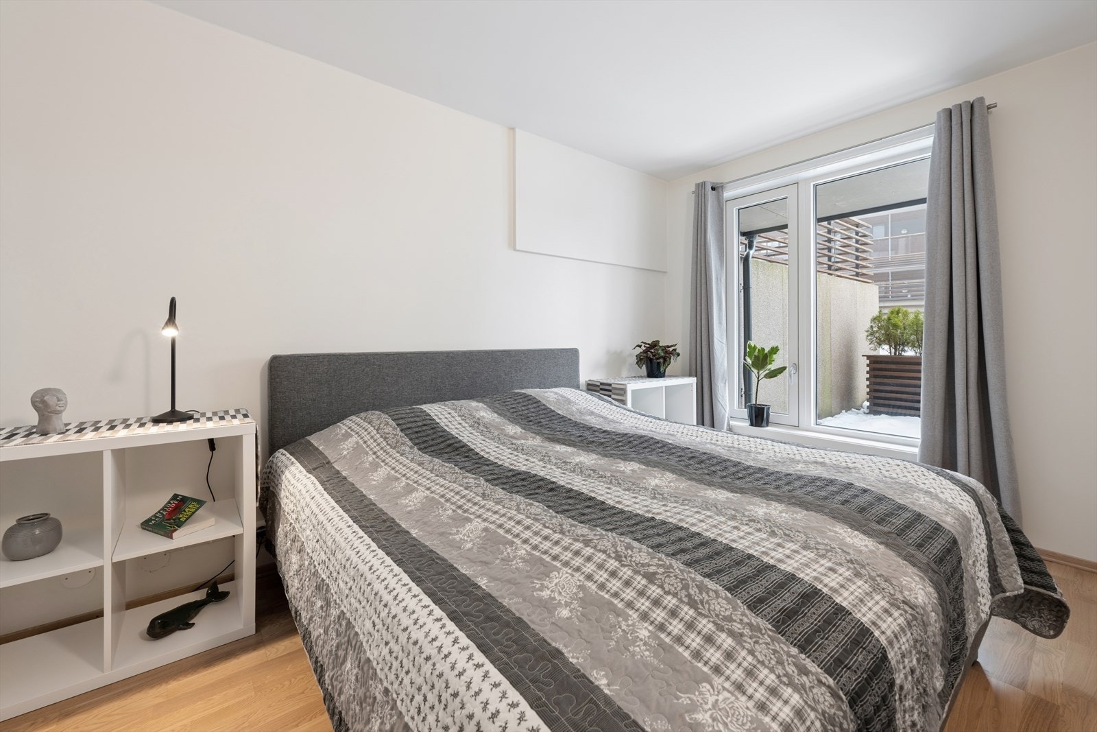 Leiligheten har et innbydende soverom med god plass til dobbeltseng og øvrig møblering. Galleribilde