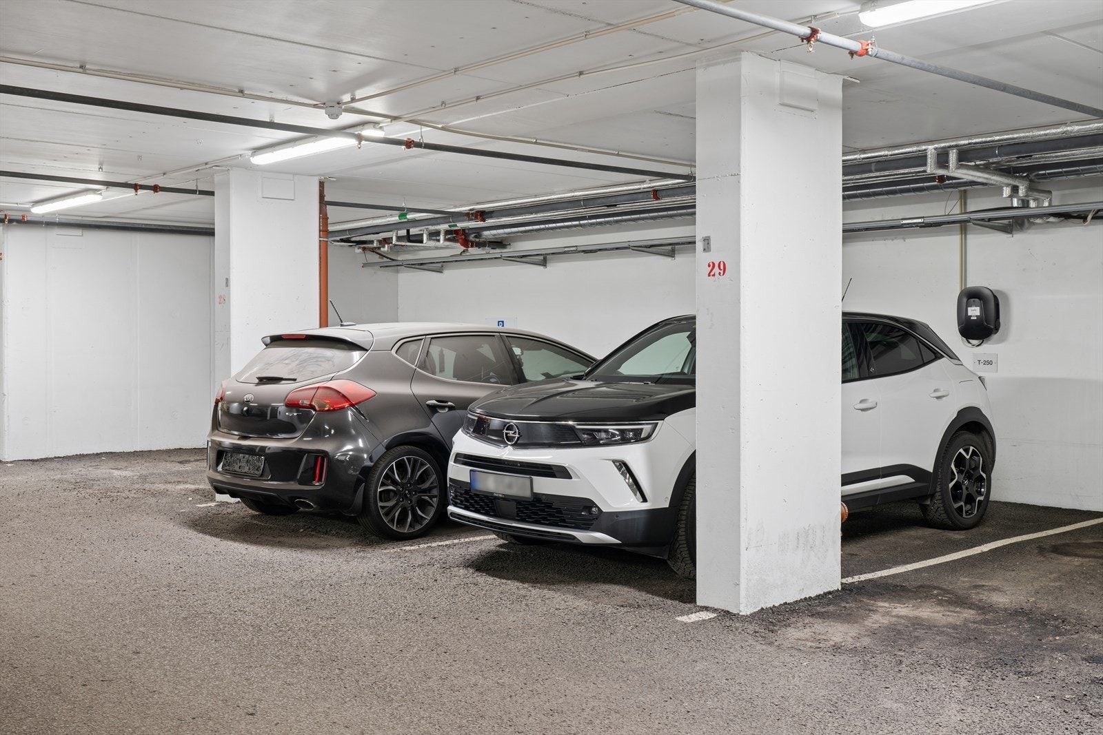 Til leiligheten følger også egen garasjeplass med elbillader. Galleribilde