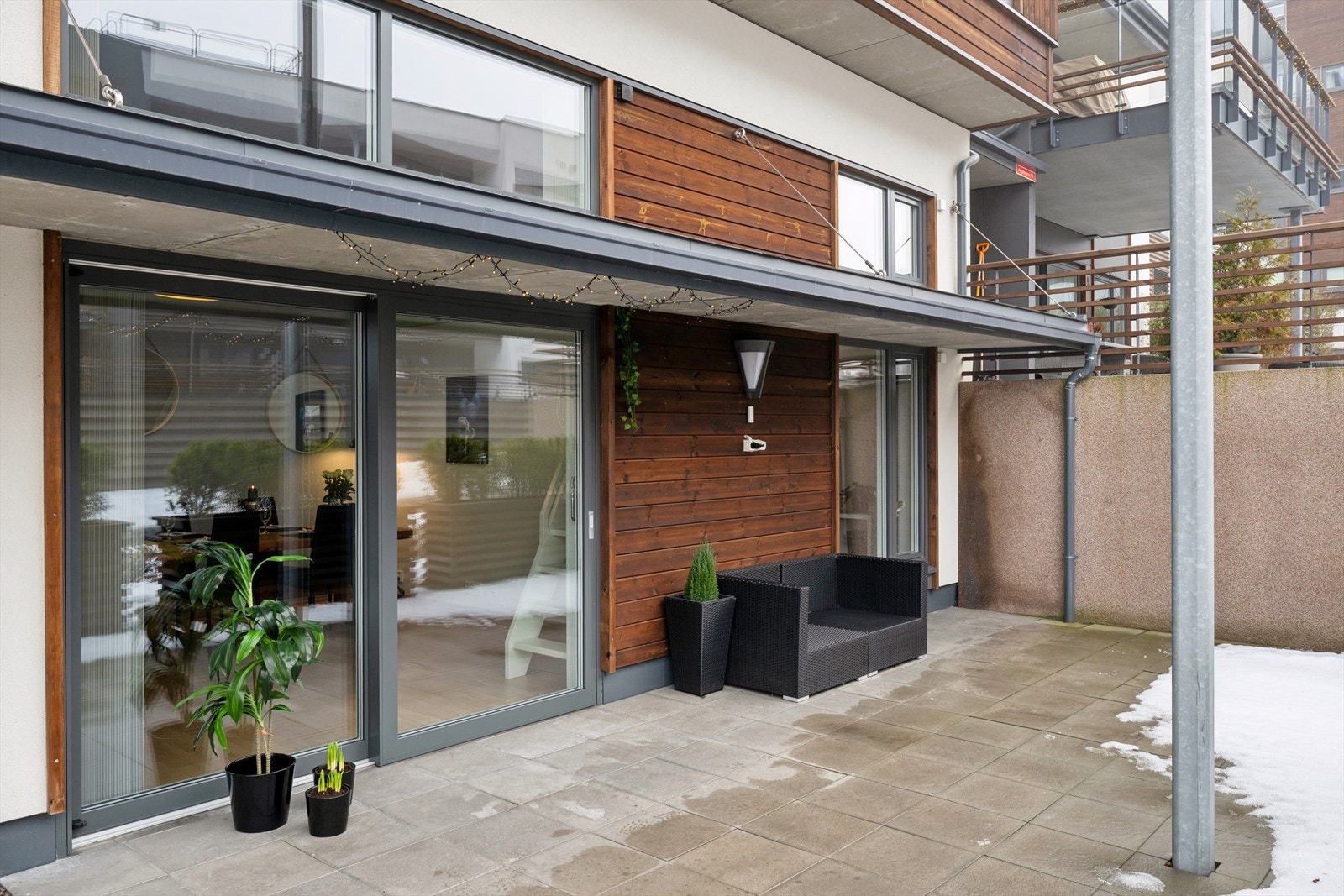 Uteområdet er belagt med stein, noe som gjør det svært enkelt å holde ved like. Galleribilde