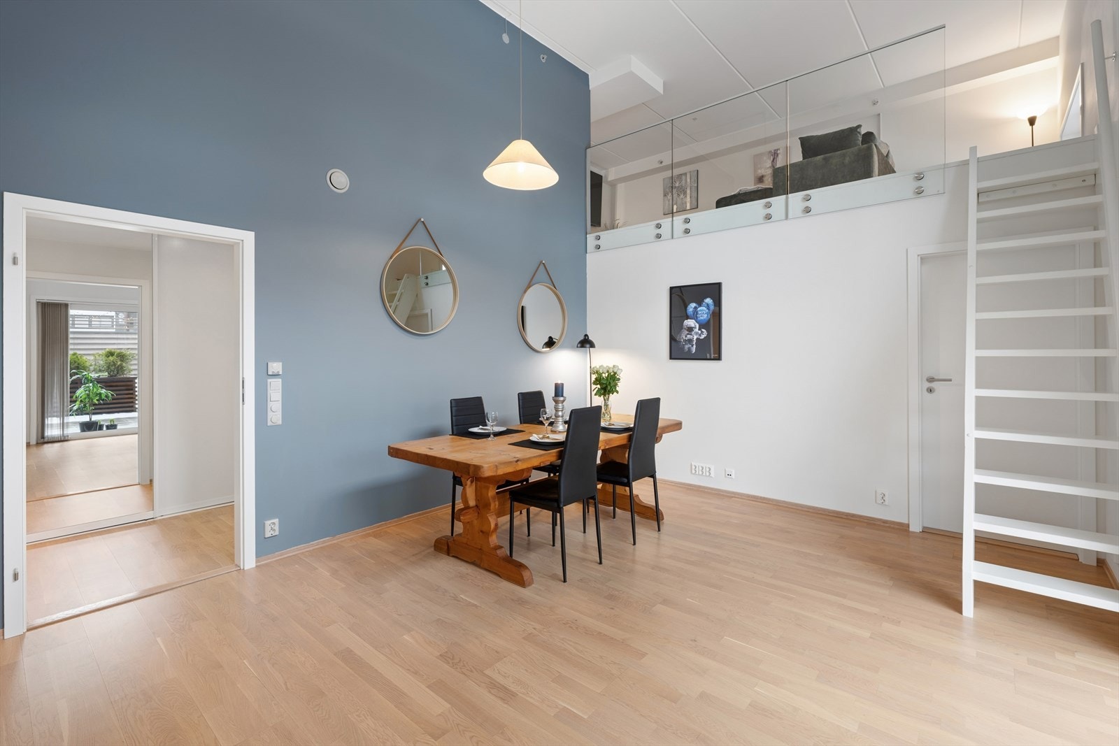 Fra stuen er det enkel adkomst til de øvrige rommene i leiligheten hovedetasje. Galleribilde