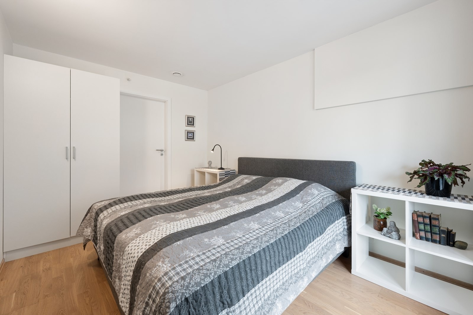 Fra soverommet er det tilgang til en romslig walk-in closet/garderobeløsning, et stort pluss for deg som ønsker orden og god lagringsplass. Galleribilde