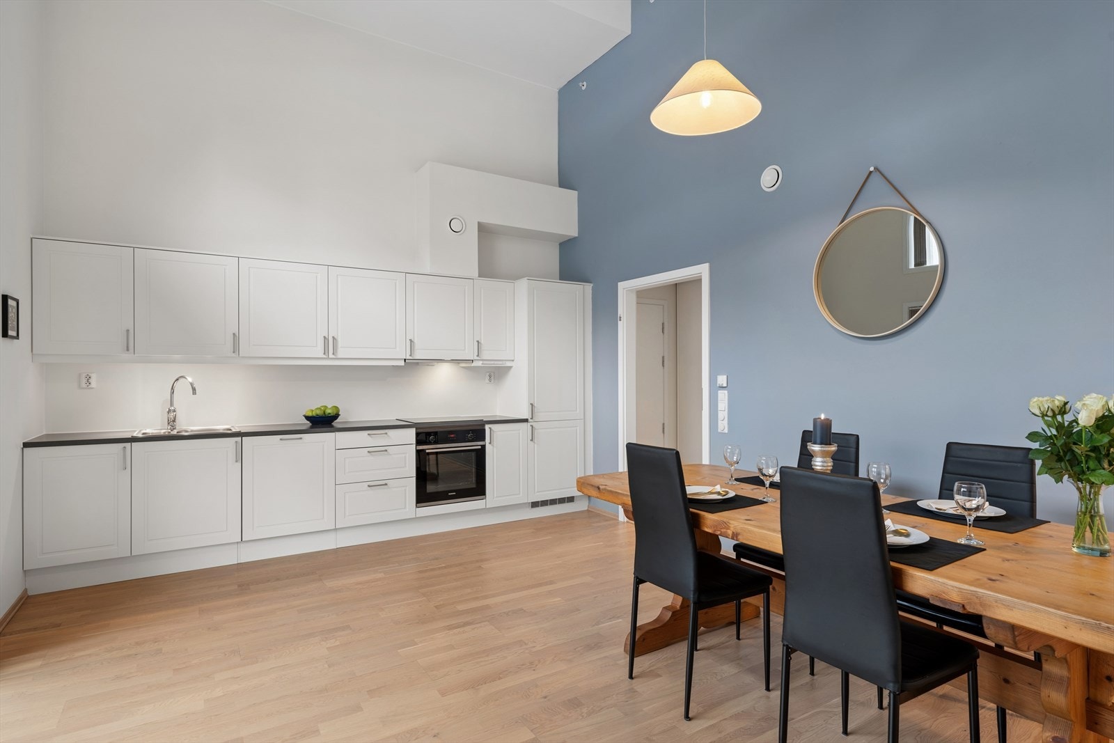 Leiligheten har en åpen og sosial kjøkken/stueløsning med sine ca 4,5 meter høye tak, skaper rommet en luftig og romslig atmosfære. Galleribilde