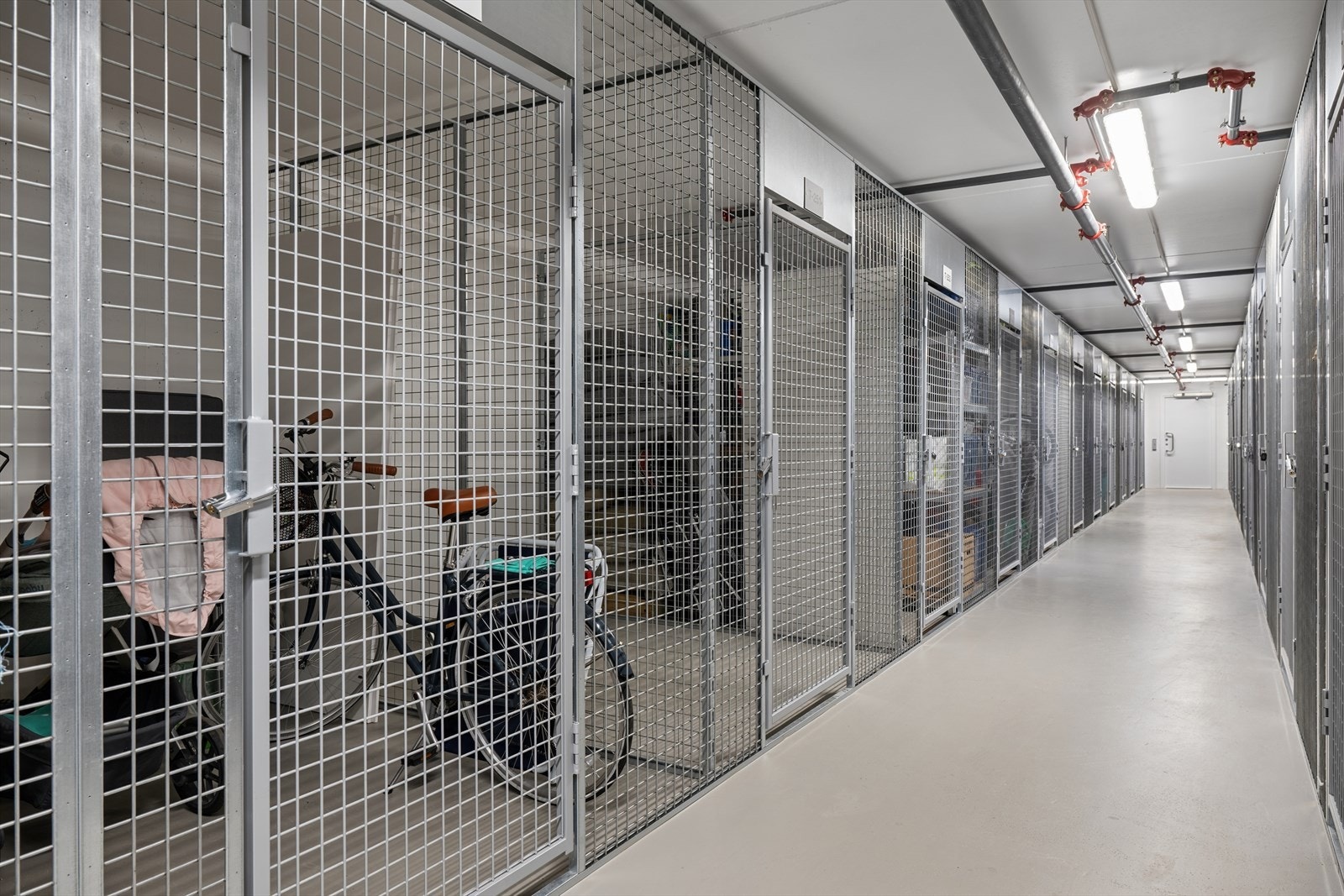 Sportsbod for ekstra oppbevaring. Videre byr garasjeanlegget også på en praktisk sykkelparkering i fellesanleggene. Galleribilde