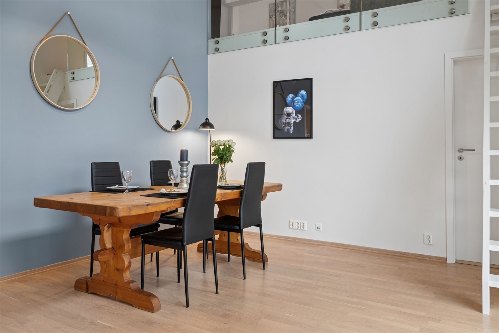 Stuen kan enkelt innredes etter behov, med plass til spisestue og/eller en komfortabel sofagruppe. Galleribilde