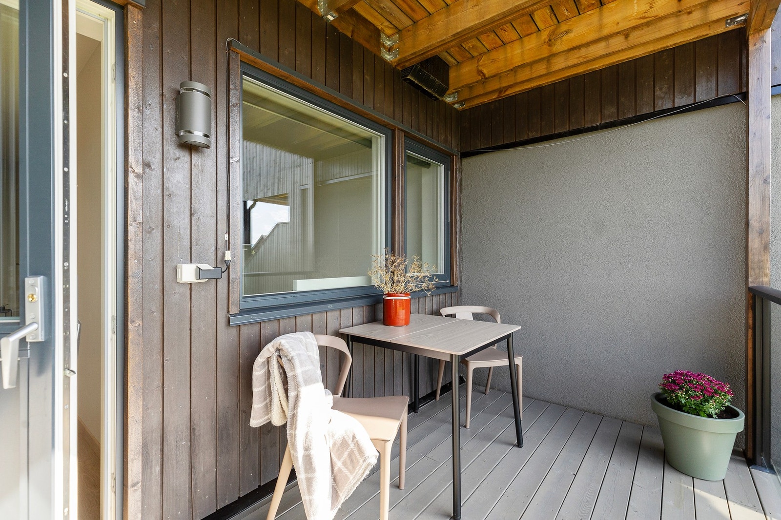 Takoverbygd terrasseplatting på 7 kvm med utgang fra 1. etasjen. Galleribilde