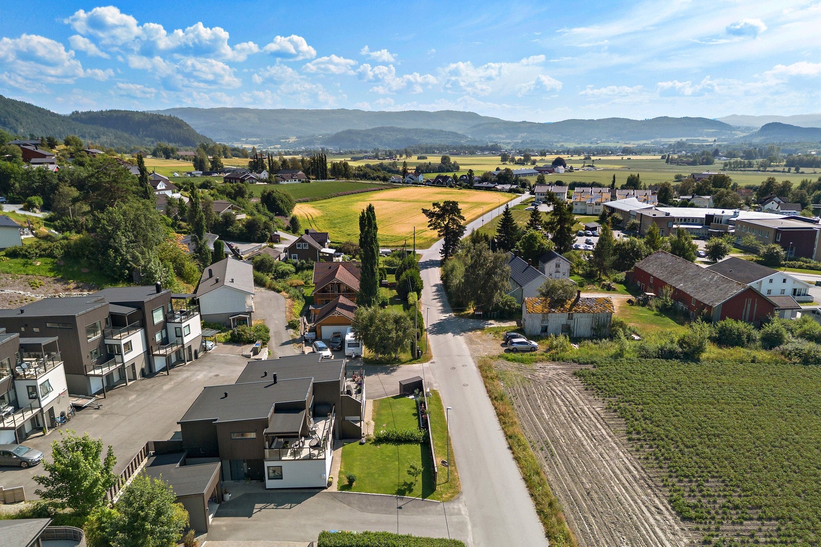 Det hører også til en parkeringsplass på baksiden av boligen der det også er lagt opp 10amper for el-bil lader. Galleribilde