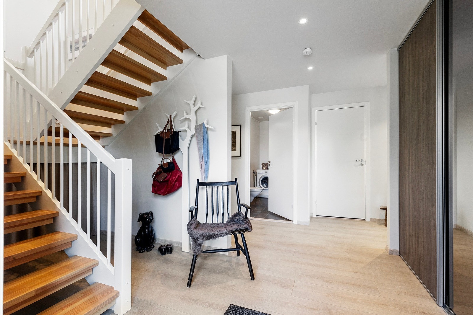 Romslig entre- her har man rikelig med oppbevarings muligheter. Galleribilde
