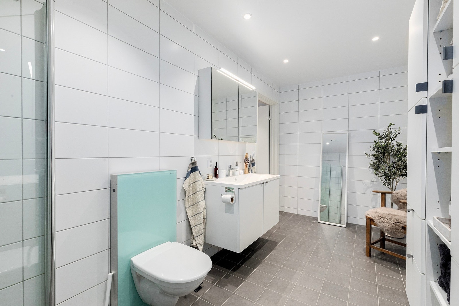 Badet har gulvvarme, spotter i tak, flis på gulv og flis på vegger. Galleribilde