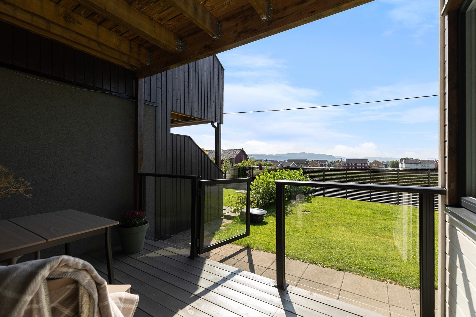 Innglasset terrasse også nede, med utgang til hagen. Galleribilde