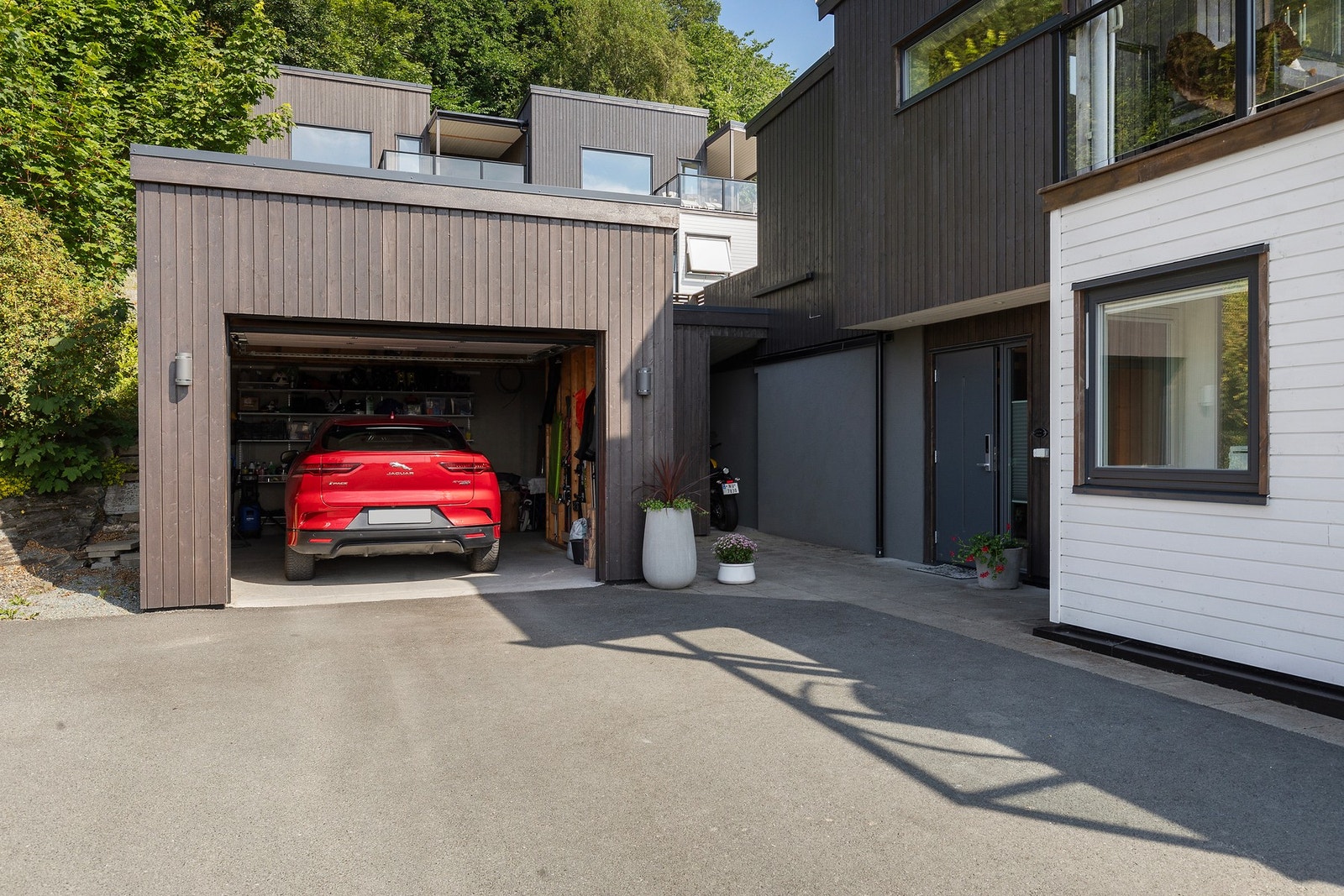 Stor garasje med smarte oppbevaringssystemer (lagerhyller og hems for lagring). El-bil lader. Galleribilde