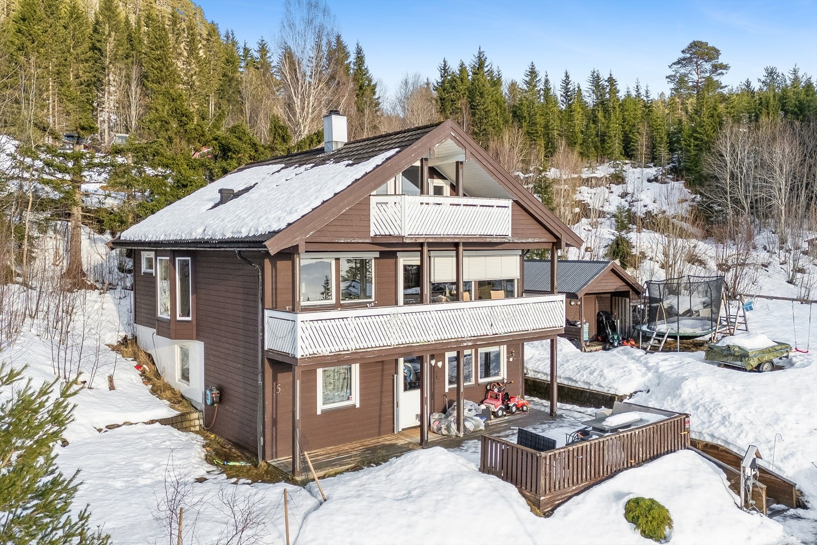 Aktiv Eiendomsmegling v/ Hallvard Fjone har gleden av å presentere Høgkamvegen 5 - en stor og innholdsrik familiebolig med fire soverom og tre stuer. Galleribilde