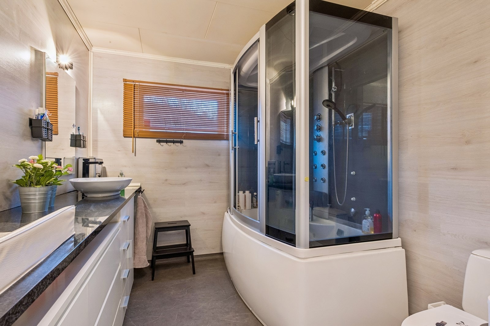 Fint bad med nytt dusjkabinett og ny baderomsinnredning Galleribilde