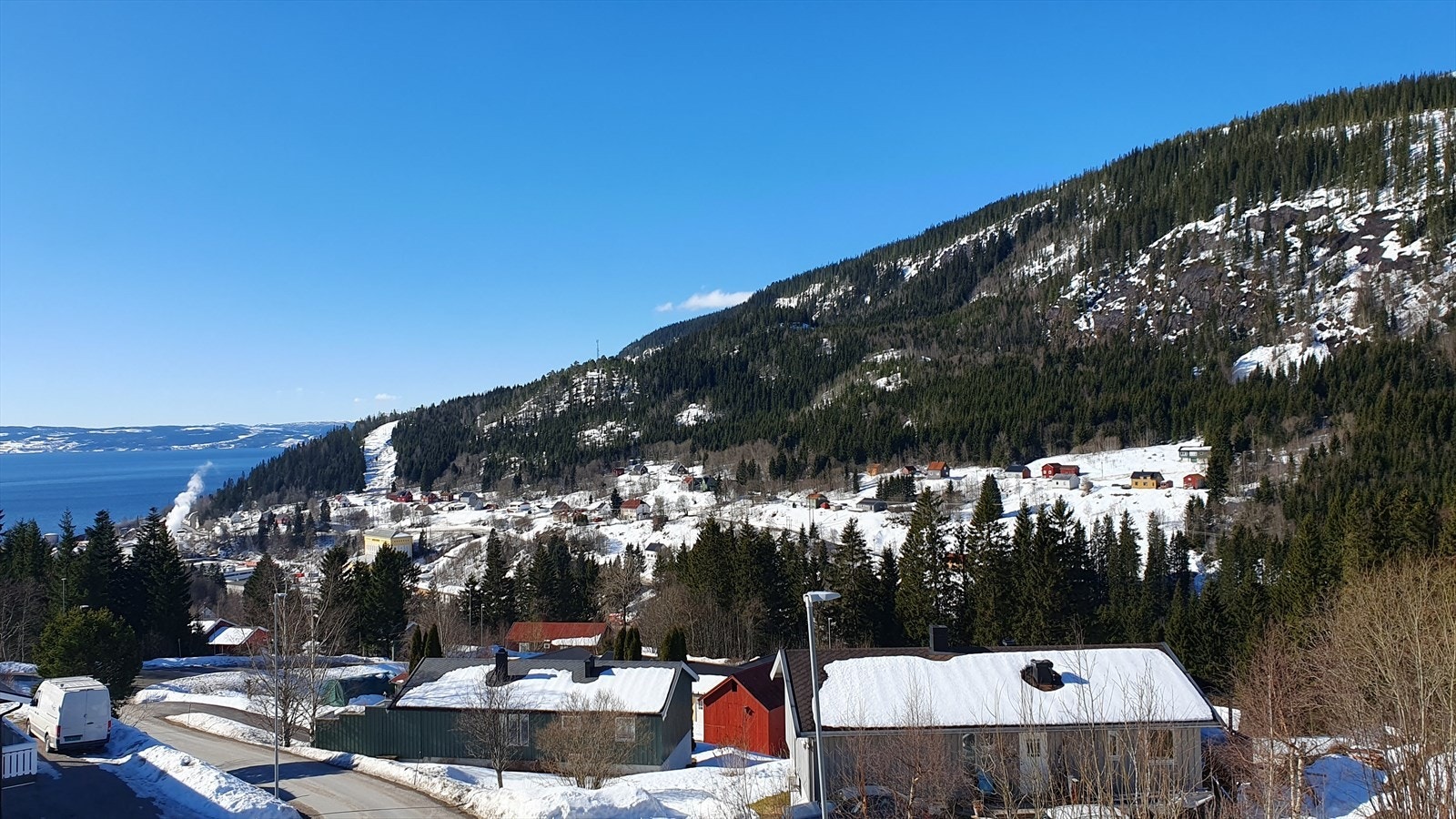 Fra boligens flere uteplasser vil de gode sol- og utsiktsforholdene kunne nytes til det fulle Galleribilde