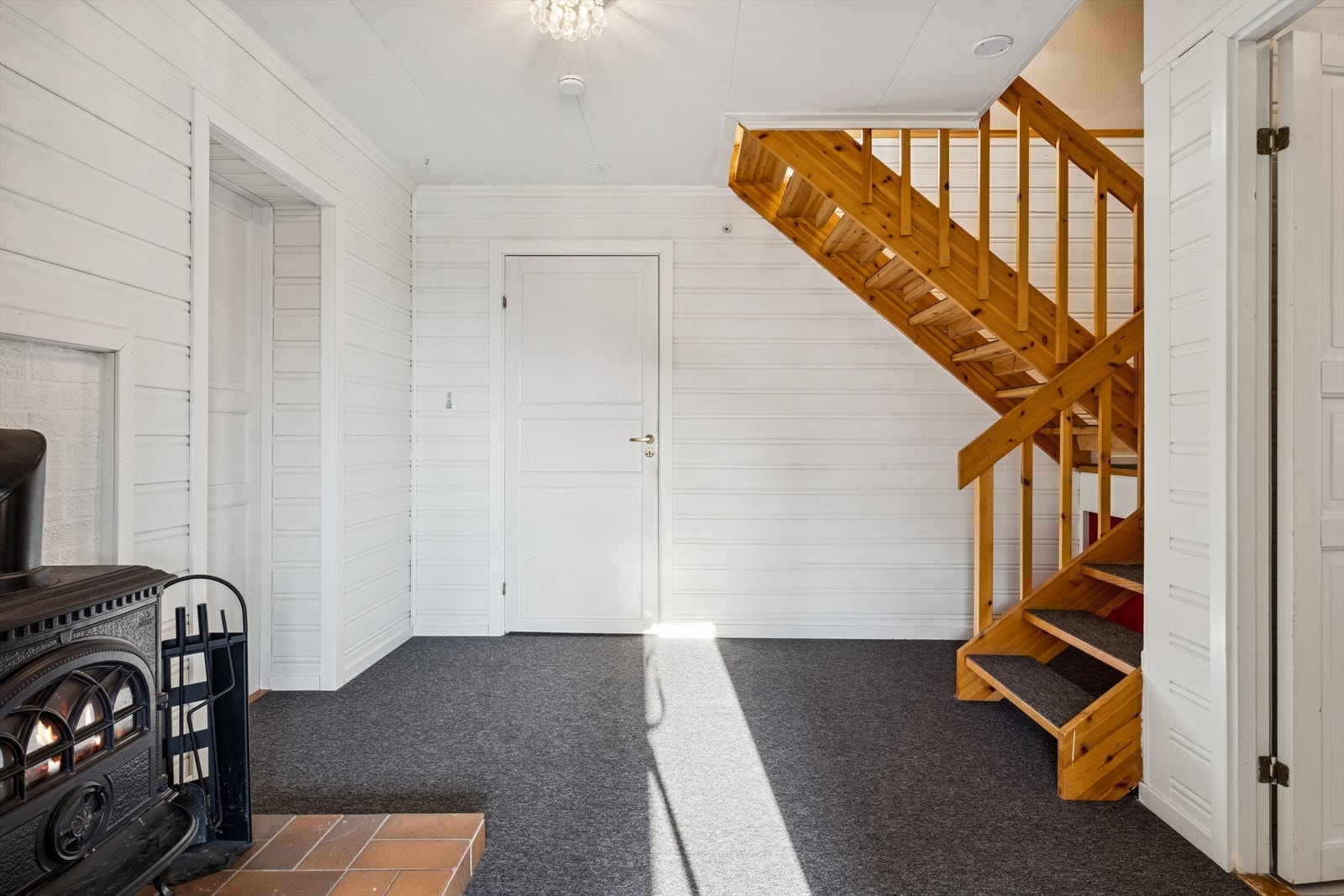 Trivelig vedovn i entré som sørger for et behagelig inneklima Galleribilde