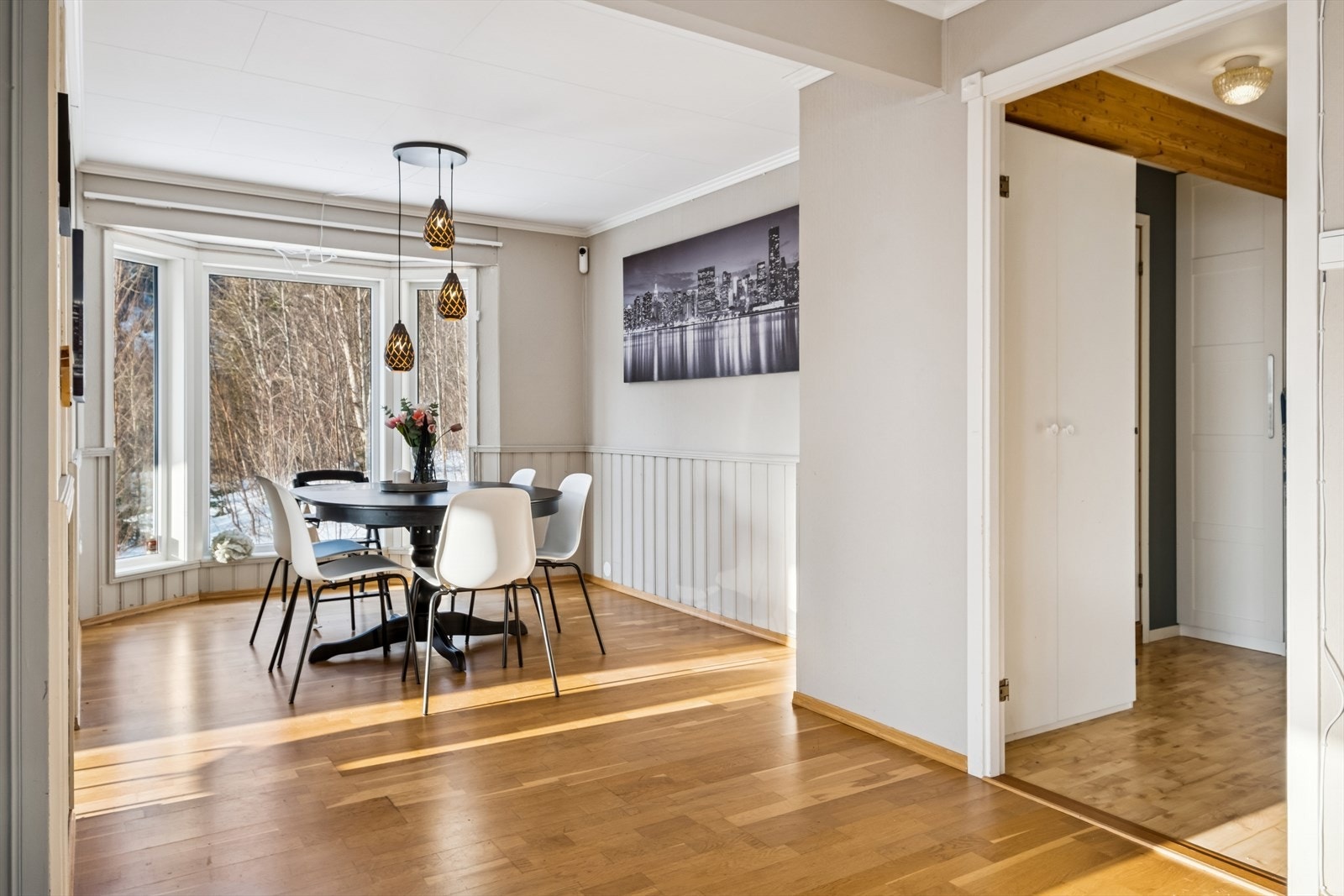 Boligen har en meget god planløsning og flere sosiale soner Galleribilde