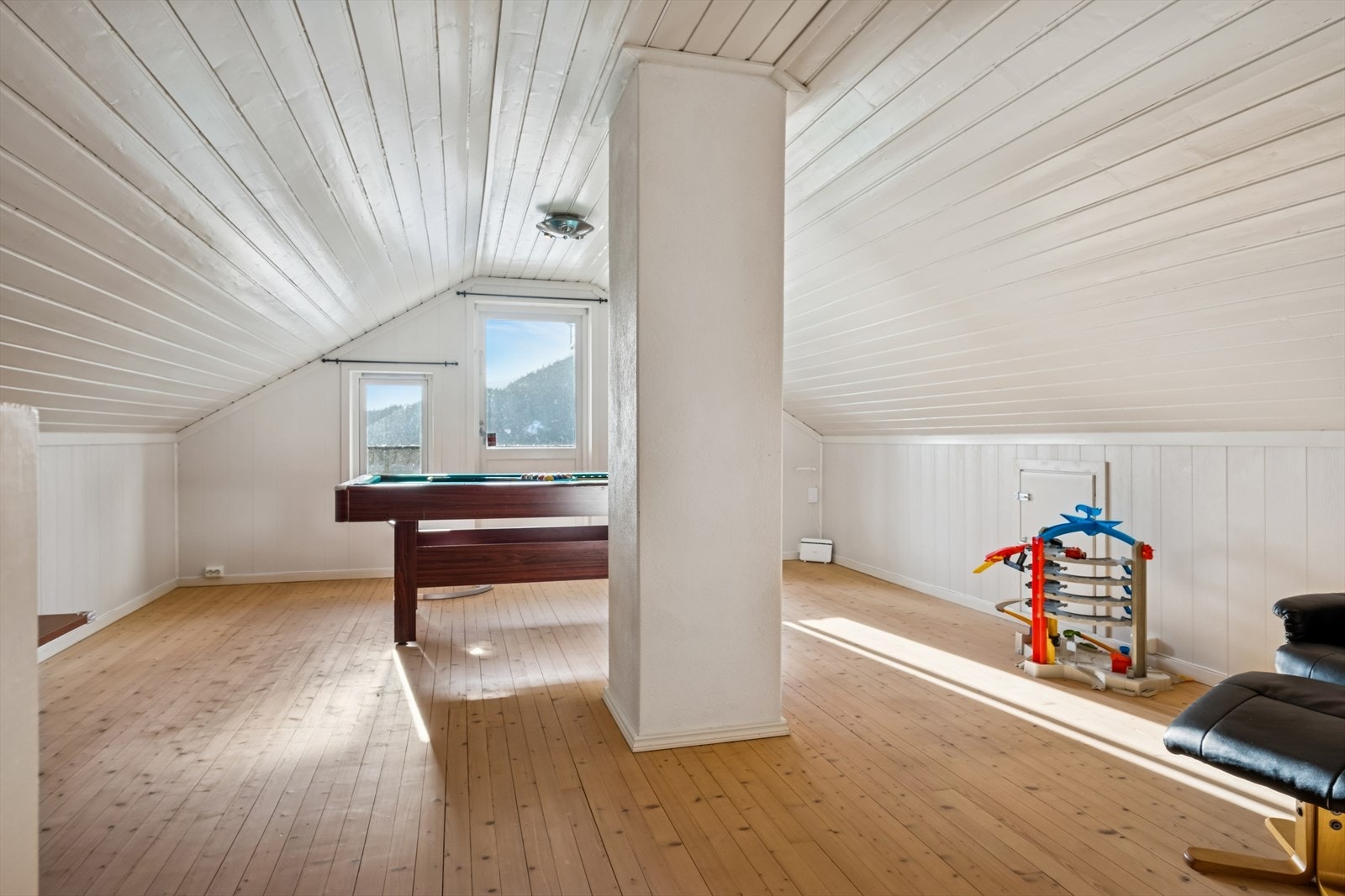 Boligens loftstue er luftig og kan brukes til så mangt Galleribilde