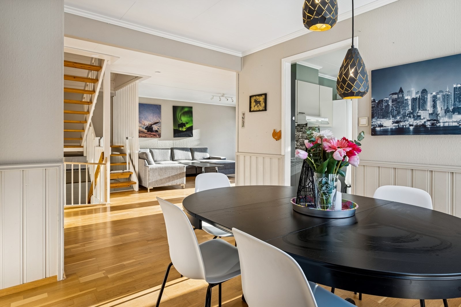 Spisestuen finner sin naturlige posisjon utenfor kjøkkenet Galleribilde