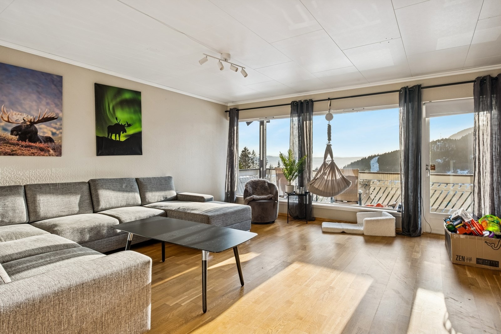 På stuen vil man ha god plass til stor sofakrok Galleribilde