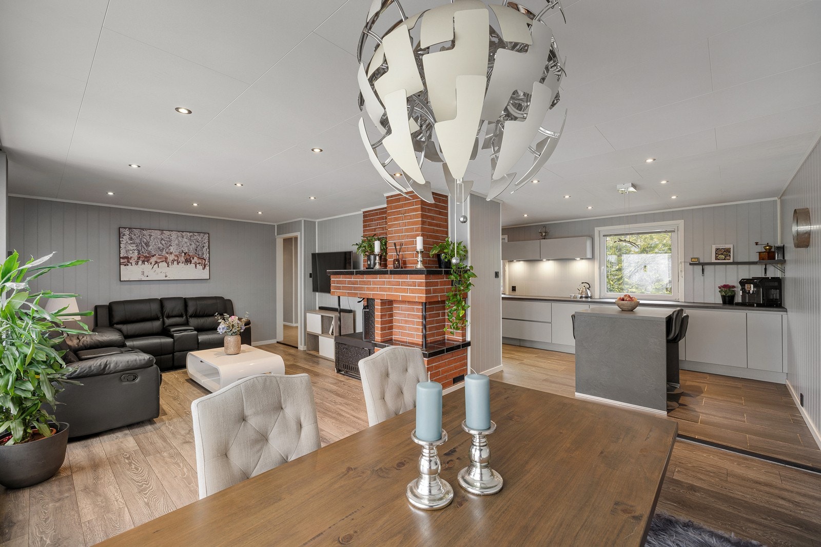 Kjøkken og stue ligger i åpen og sosial løsning. Galleribilde