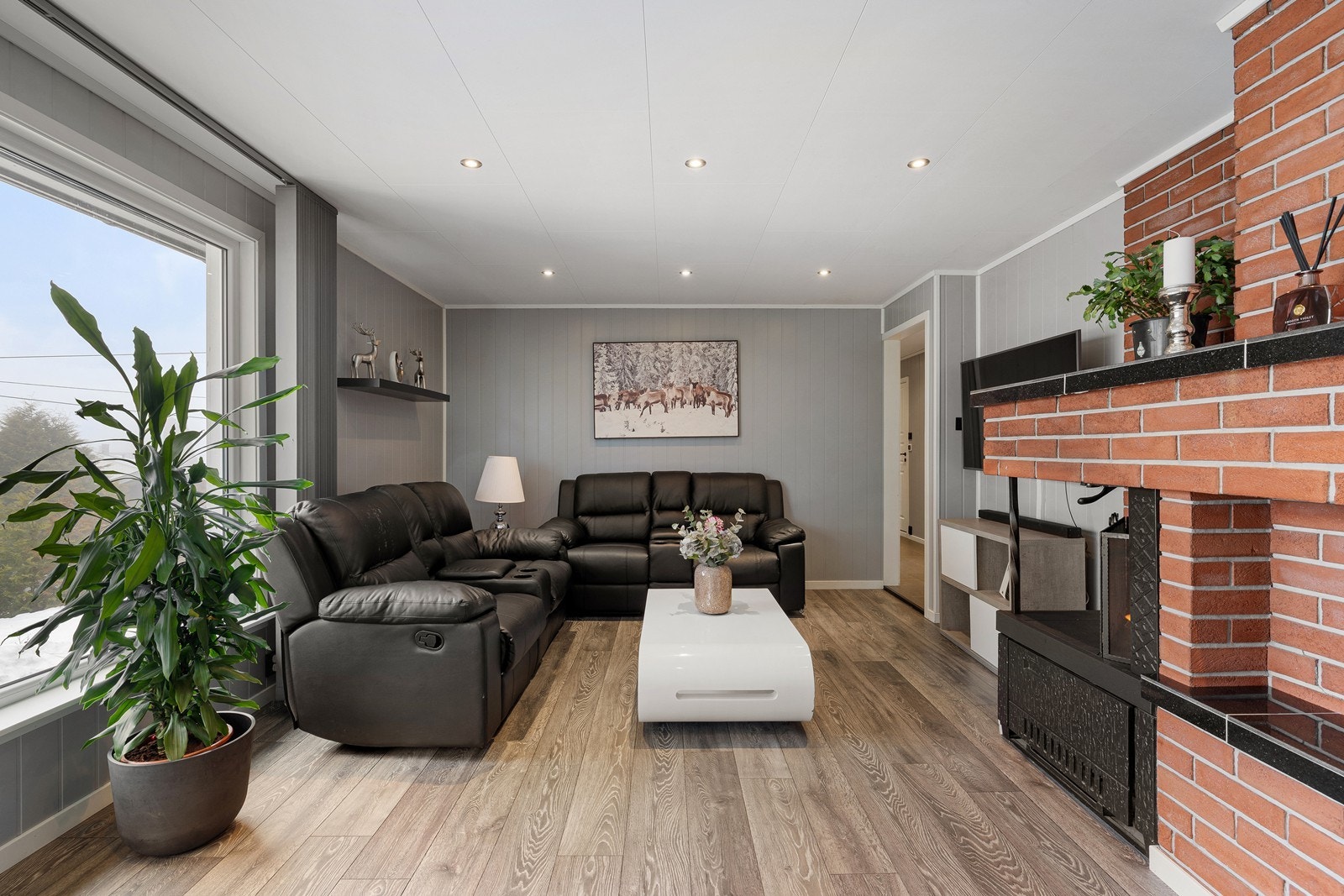 Boligen har en romslig stue, med store vindusflater som slipper inn rikelig med naturlig lys. Galleribilde