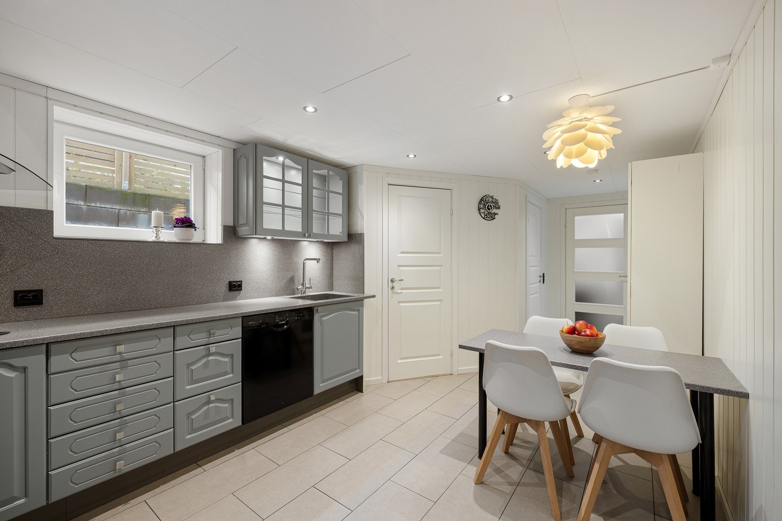 Det er opplegg for oppvaskmaskin, integrert komfyr og nedfelt platetopp. I tillegg er det tilkoblet en ventilator over kokeplassen. Galleribilde