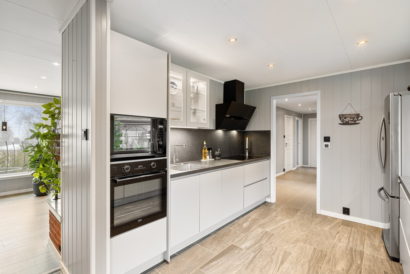 Det er montert skylleplate mellom over- og underskap. Galleribilde