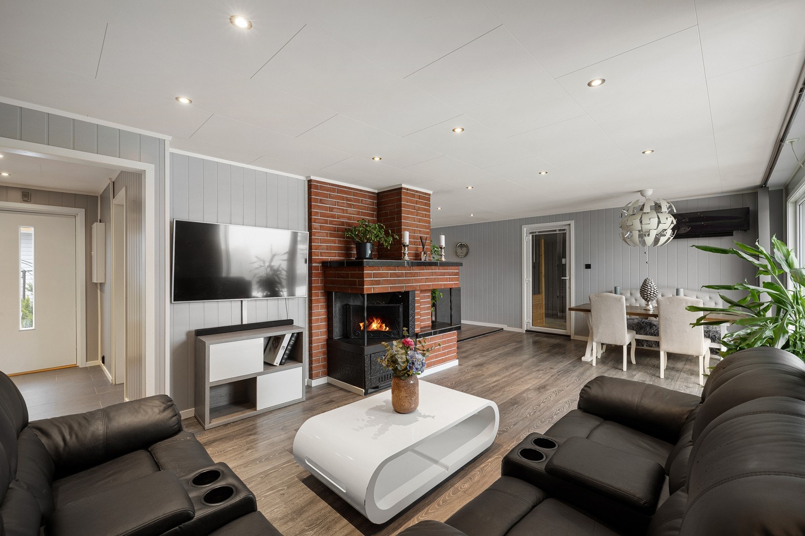 Rommet har plass til sofaseksjon, tv-møbel og spisegruppe. Galleribilde