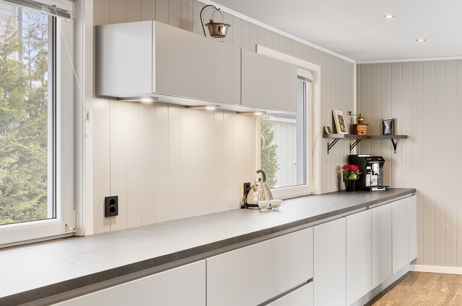 Videre har kjøkkenet integrert oppvaskmaskin, mikrobølgeovn, stekeovn og nedfelt platetopp. Galleribilde