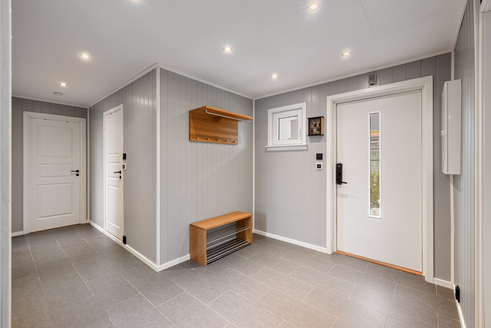 Vel inne i entréen er det fliser på gulvet, samt downlights i himlingen. Galleribilde