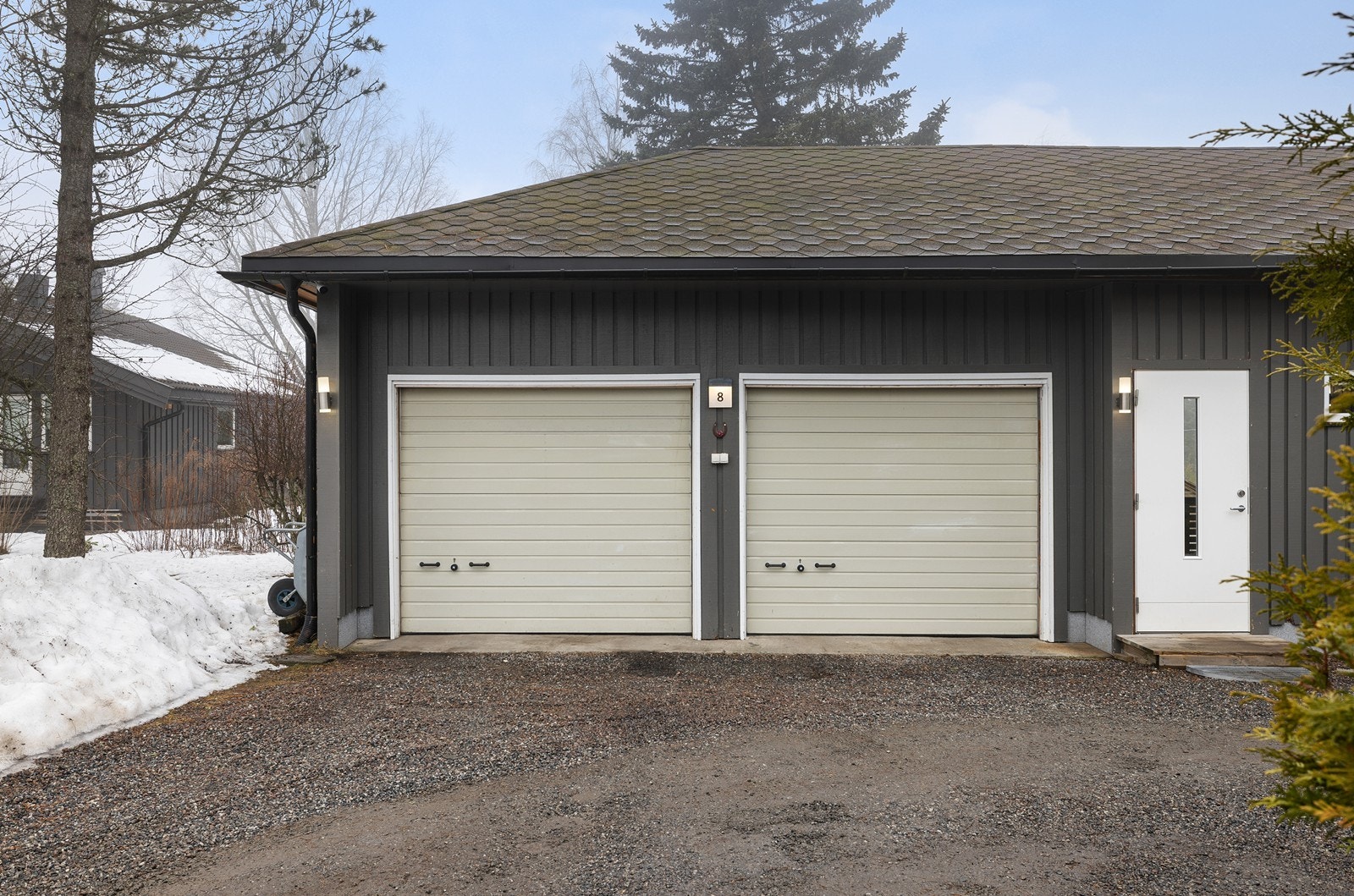 Det er oppført to garasjer på eiendommen. Galleribilde
