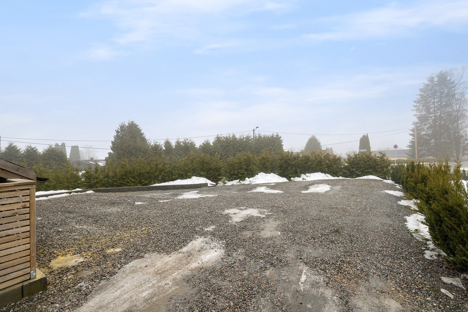 Det er plass til biloppstilling på gårdsplassen. Galleribilde