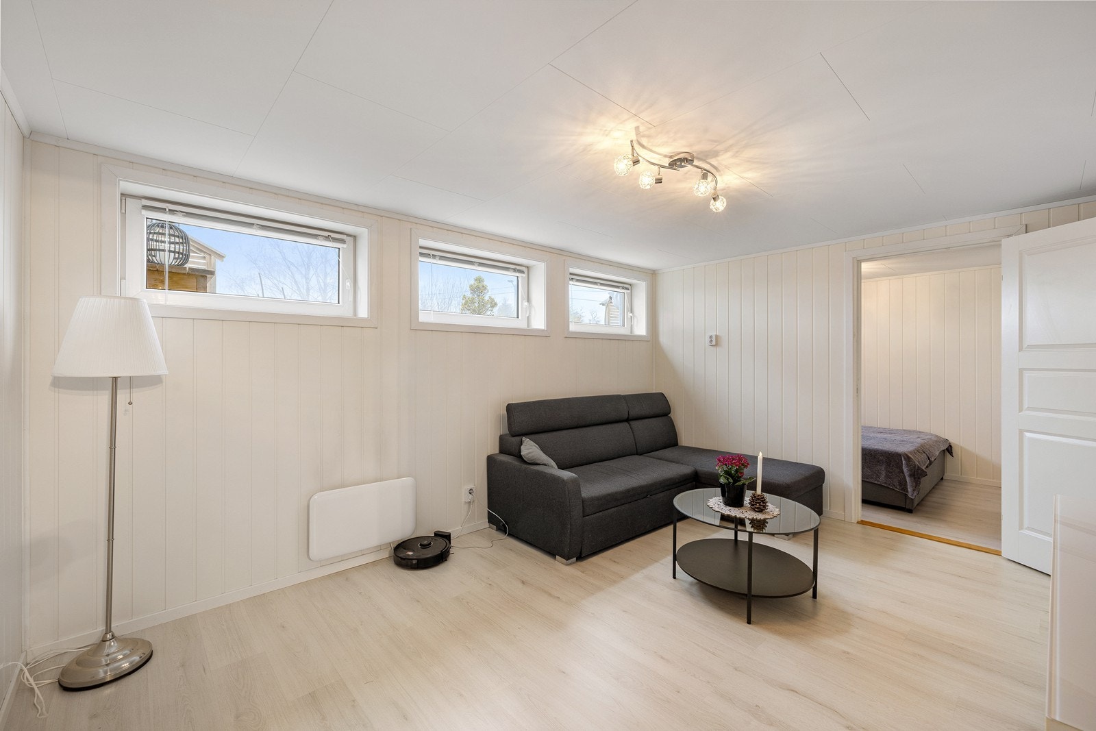 Denne delen har inngang via utvendig trapp på husets sørøstlige side, fra den overbygde terrassen. Galleribilde