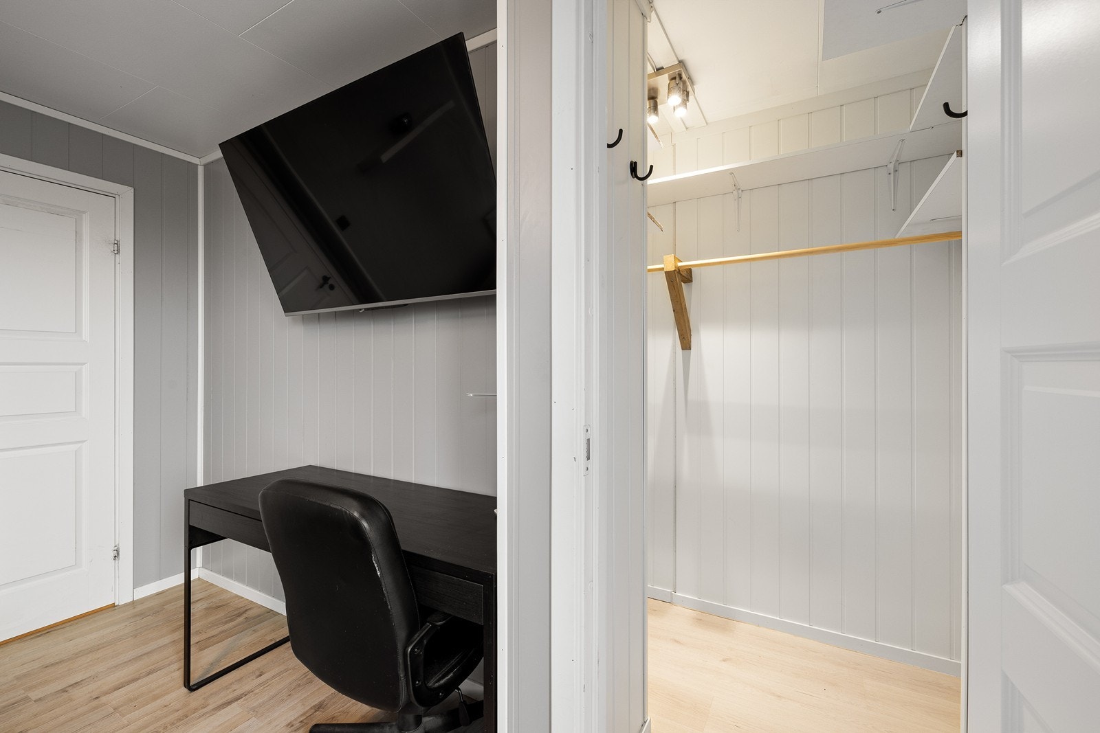 Fra hovedsoverommet er det dør inn til et kott som egner seg som walk in-garderobe, samt dør ut til terrassen. Galleribilde