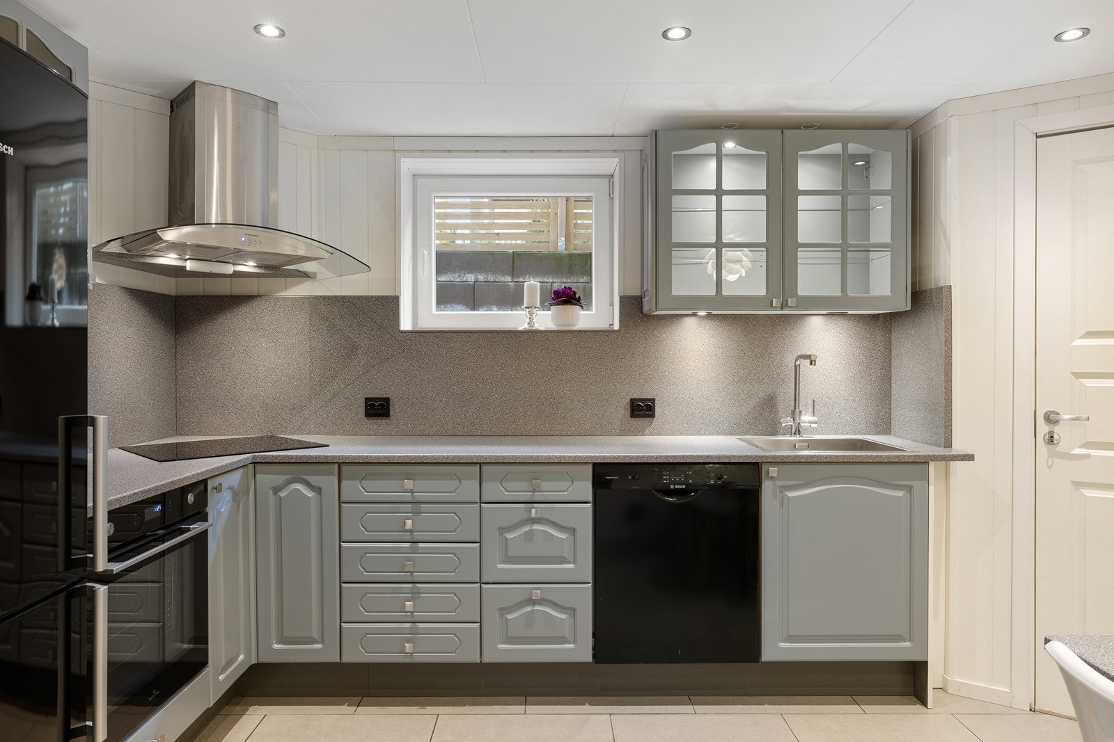 Innredningen har ukjent alder, det er et eldre kjøkken som er montert i rommet i 2023. Galleribilde