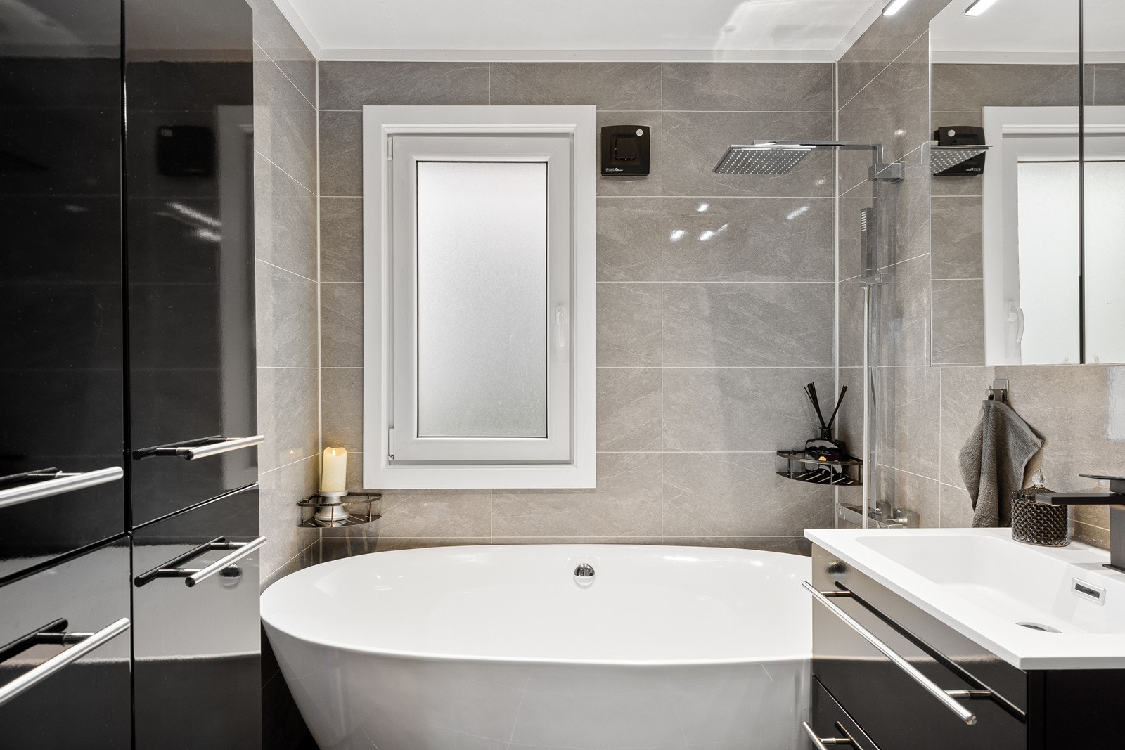 I tillegg har badet opplegg for vaskemaskin/tørketrommel og det er tilkoblet et vannklosett. Badet har elstyrt vifte. Galleribilde