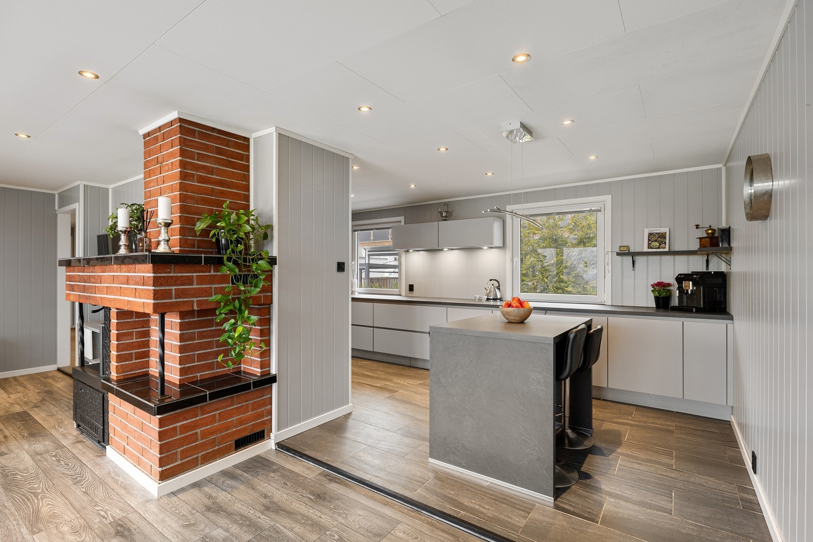 Mellom kjøkken og stue er det satt en smart kjøkkenøy, med plass til barstoler. Galleribilde