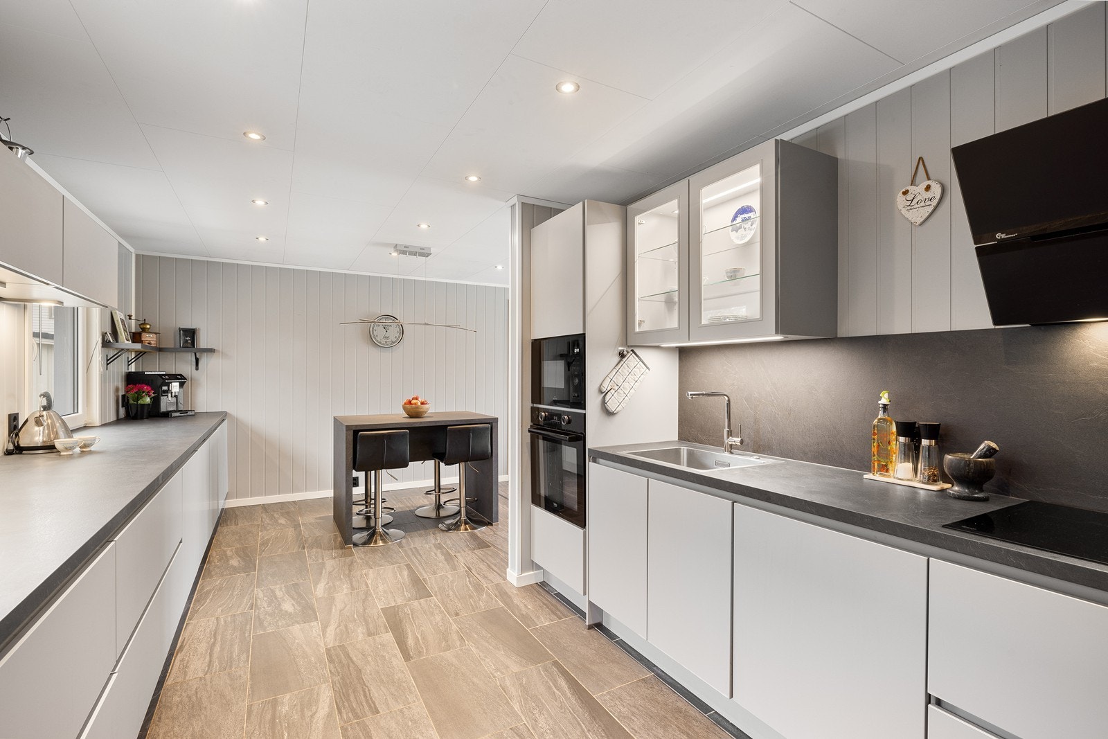 Over platetoppen er det tilkoblet en ventilator. Galleribilde